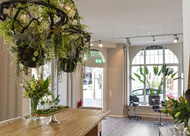 Lush greenery inside BLONDE.LAB by Caroline Rohwer — Zurich, Zürich, CH, creating a tranquil salon atmosphere.