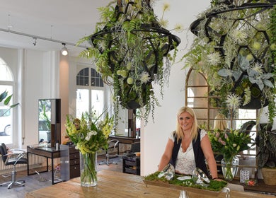 Interior of BLONDE.LAB by Caroline Rohwer in Zürich, featuring lush greenery and modern decor.