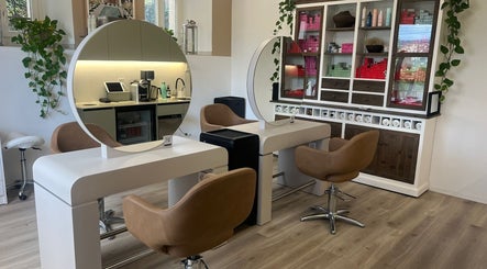 Modern styling chairs and mirrors at Belinda’s Hair Lounge & Beauty in Kilchberg, Zürich, CH.