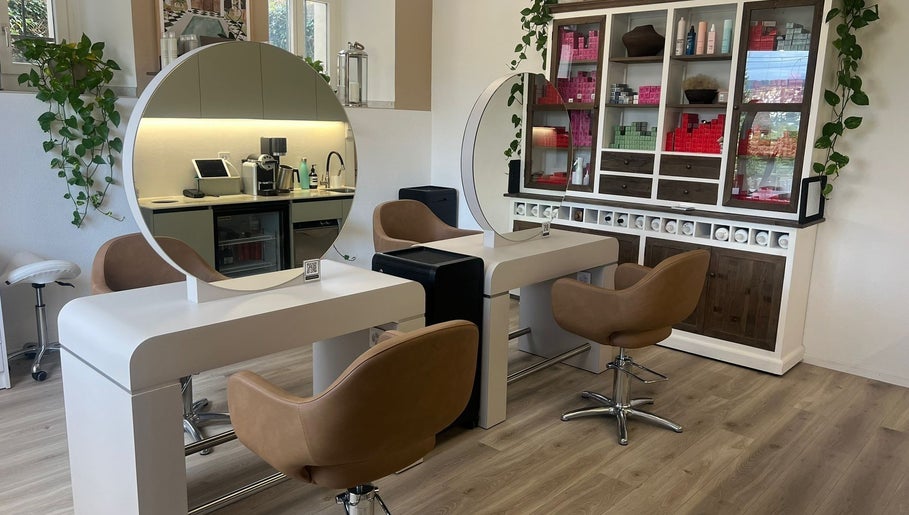 Modern salon interior at Belinda’s Hair Lounge & Beauty in Kilchberg, Zürich, CH, featuring stylish chairs.
