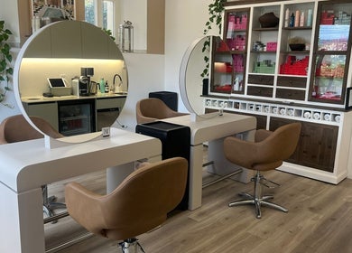 Modern salon interior at Belinda’s Hair Lounge & Beauty in Kilchberg, Zürich, CH, featuring stylish chairs.