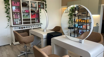 Chic interior of Belinda’s Hair Lounge & Beauty in Kilchberg, Zürich, CH, featuring stylish salon mirrors and chairs.