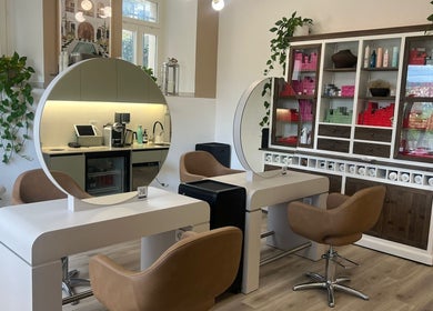 Modern salon interior at Belinda’s Hair Lounge & Beauty, Kilchberg, Zürich, CH. Features stylish chairs and mirrors.