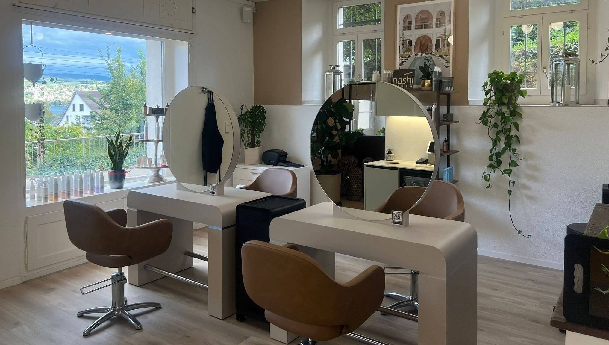 Chic salon interior with modern mirrors at Belinda’s Hair Lounge & Beauty (Kilchberg), Kilchberg, Zürich, CH.