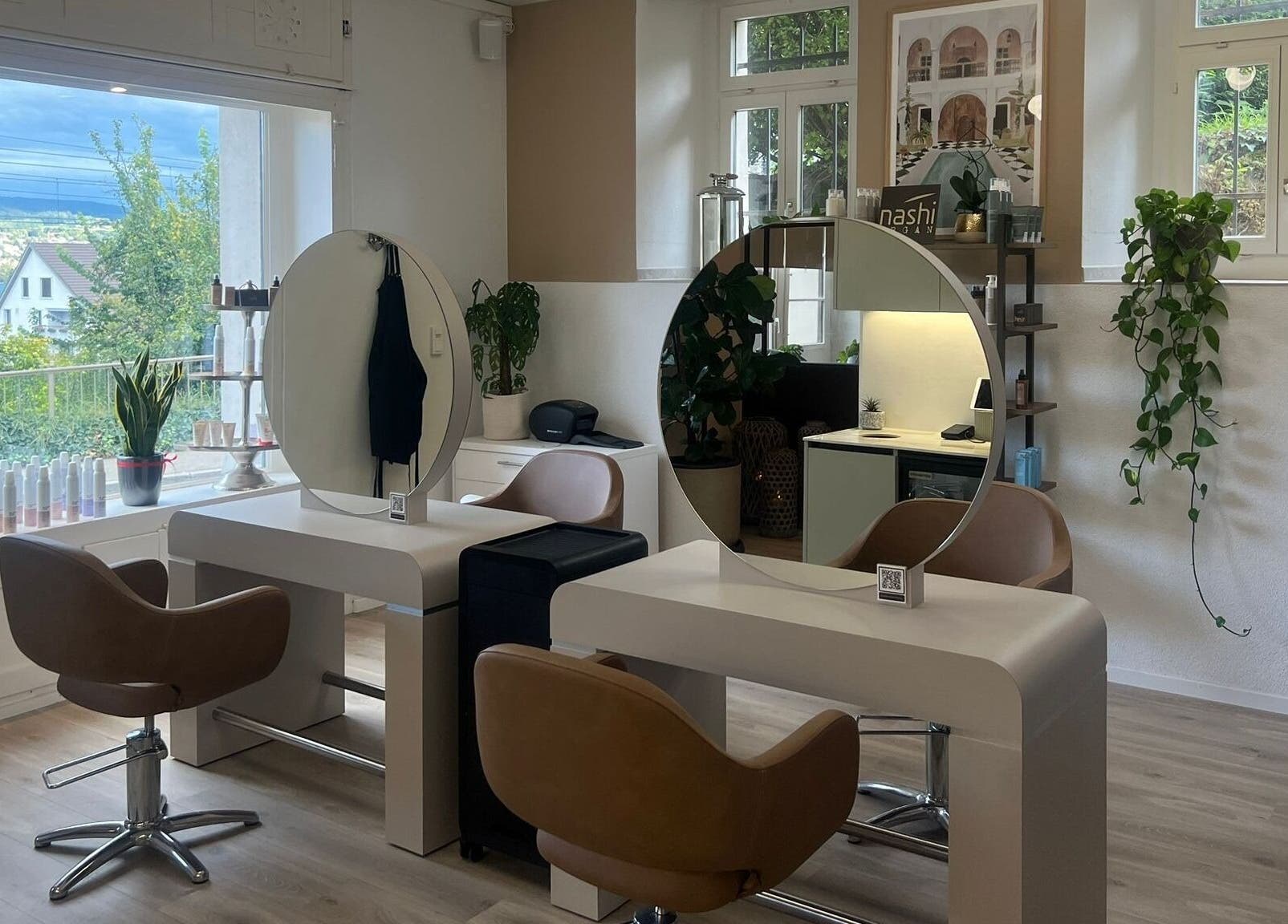 Chic salon interior with modern mirrors at Belinda’s Hair Lounge & Beauty (Kilchberg), Kilchberg, Zürich, CH.