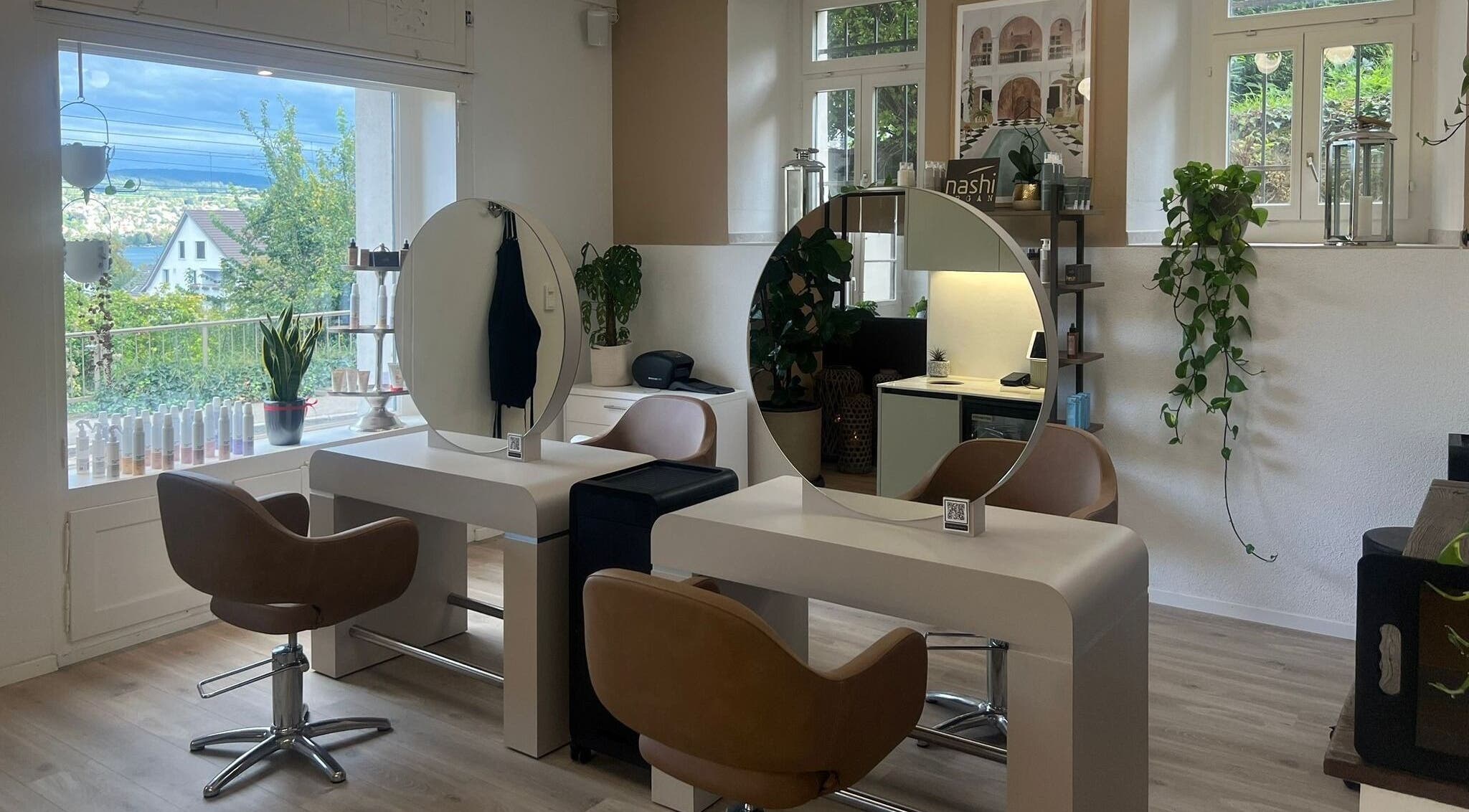 Chic salon interior with modern mirrors at Belinda’s Hair Lounge & Beauty (Kilchberg), Kilchberg, Zürich, CH.