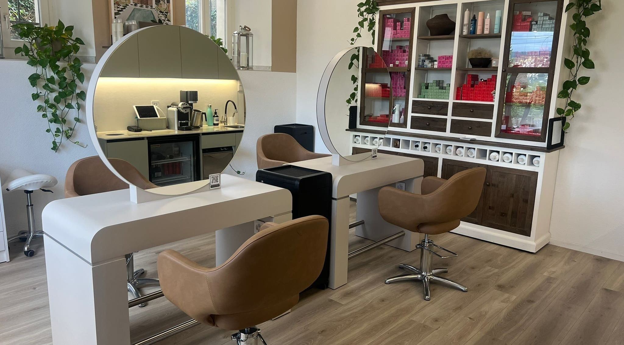 Modern styling stations at Belinda’s Hair Lounge & Beauty in Kilchberg, Zürich, CH with chic décor.