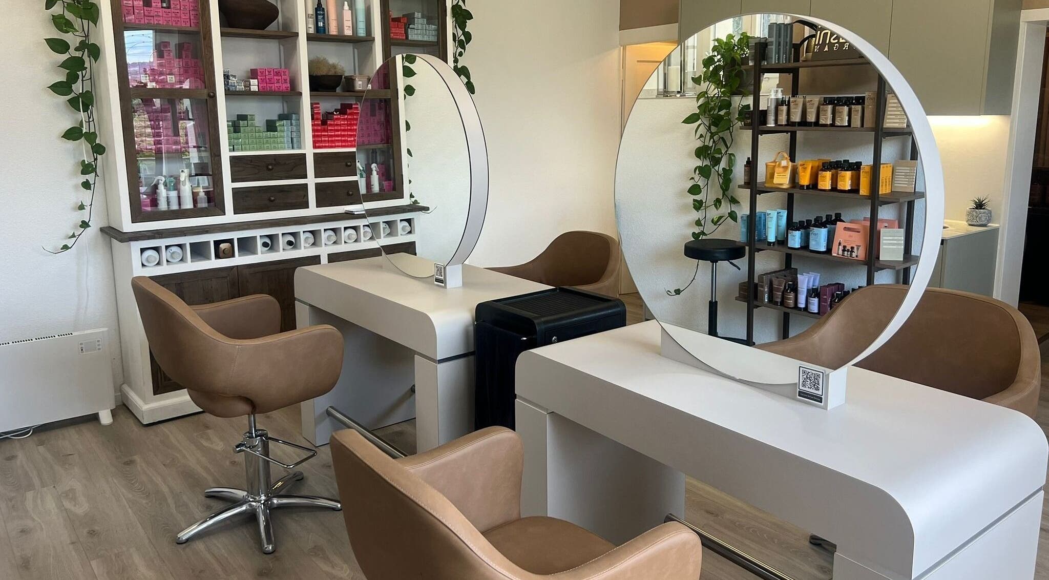 Modern interior of Belinda’s Hair Lounge & Beauty in Kilchberg, Zürich, CH with styling stations and lush decor.