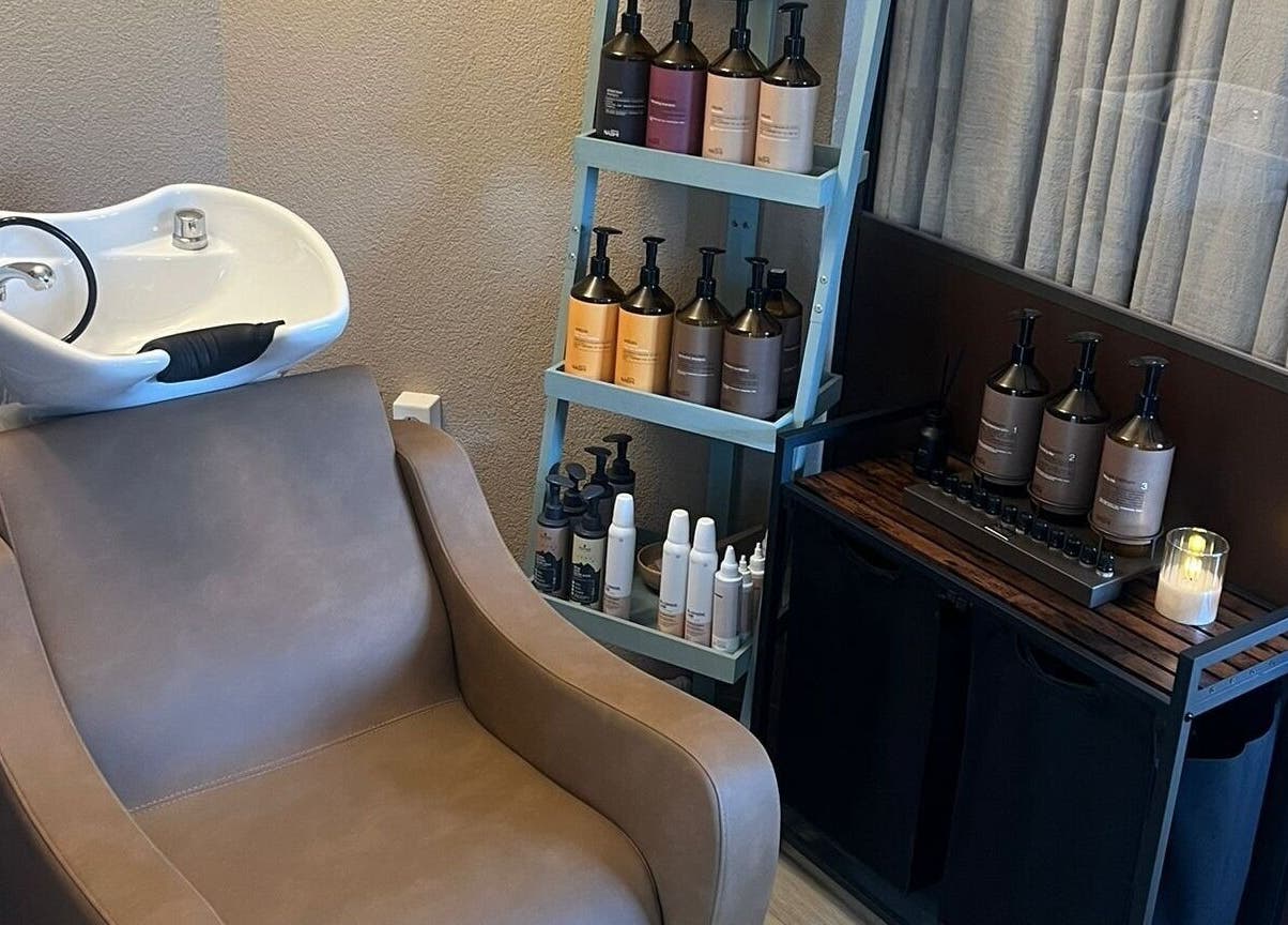 Elegant shampoo station at Belinda’s Hair Lounge & Beauty (Kilchberg), Zürich, CH with luxury hair products.