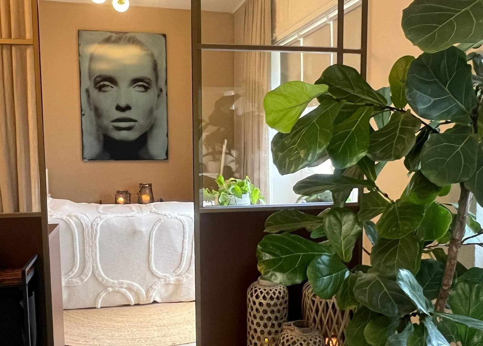 Elegant interior of Belinda’s Hair Lounge & Beauty in Kilchberg, Zürich, CH showcasing decor and greenery.