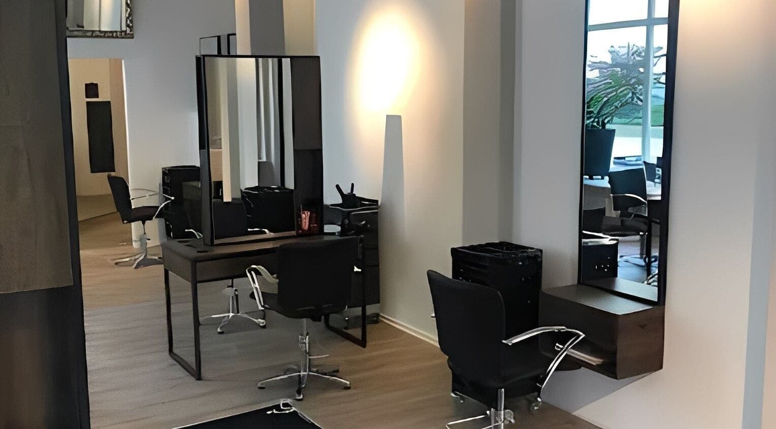 Modern salon interior at BLONDE.LAB by Caroline Rohwer in Zürich, Zürich, CH, showcasing elegant styling stations.