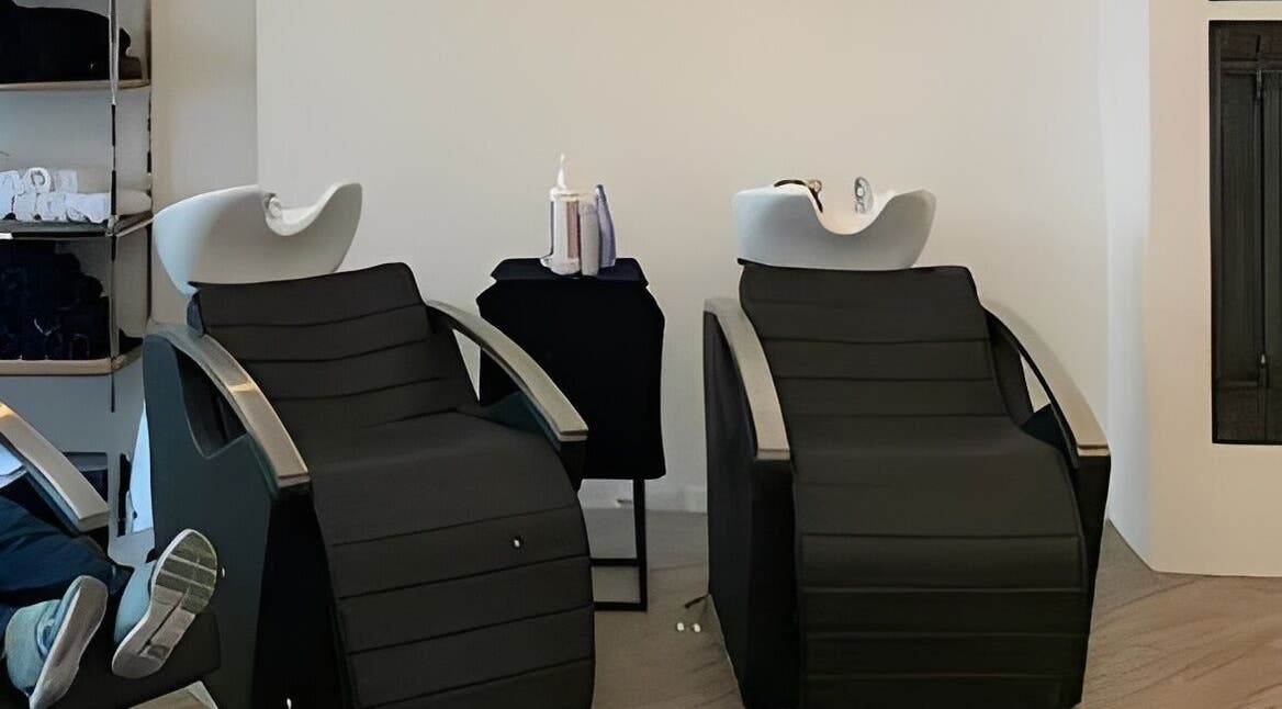 Luxurious washing chairs at BLONDE.LAB by Caroline Rohwer (Zürich), Zürich, Zürich, CH for premium hair care.