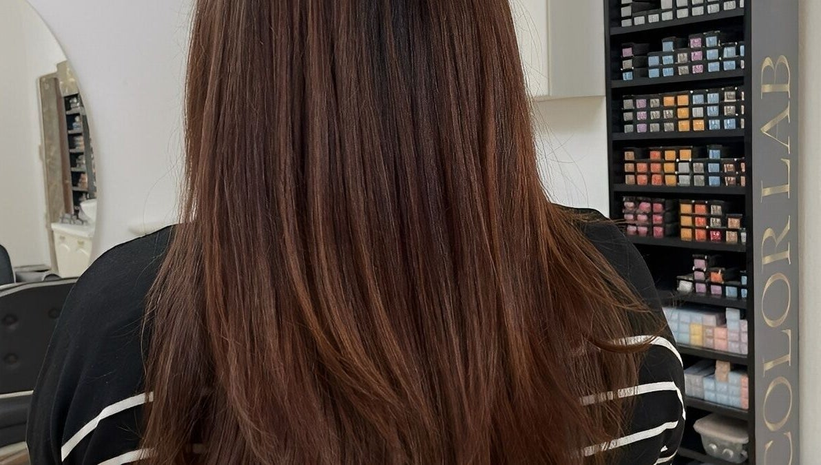 Păr lung și neted la Privee Salon de Beaute, Cluj-Napoca, Județul Cluj, RO, lângă raftul cu vopsele Color Lab.