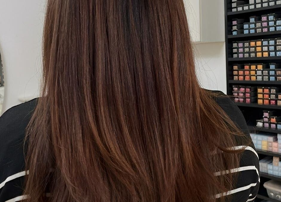 Păr lung și neted la Privee Salon de Beaute, Cluj-Napoca, Județul Cluj, RO, lângă raftul cu vopsele Color Lab.