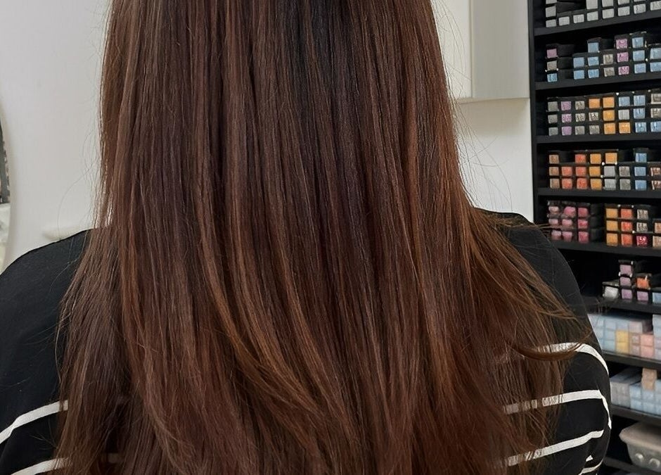 Păr lung și neted la Privee Salon de Beaute, Cluj-Napoca, Județul Cluj, RO, lângă raftul cu vopsele Color Lab.