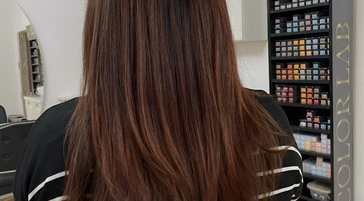 Păr lung și neted la Privee Salon de Beaute, Cluj-Napoca, Județul Cluj, RO, lângă raftul cu vopsele Color Lab.