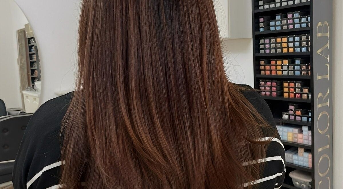 Păr lung și neted la Privee Salon de Beaute, Cluj-Napoca, Județul Cluj, RO, lângă raftul cu vopsele Color Lab.