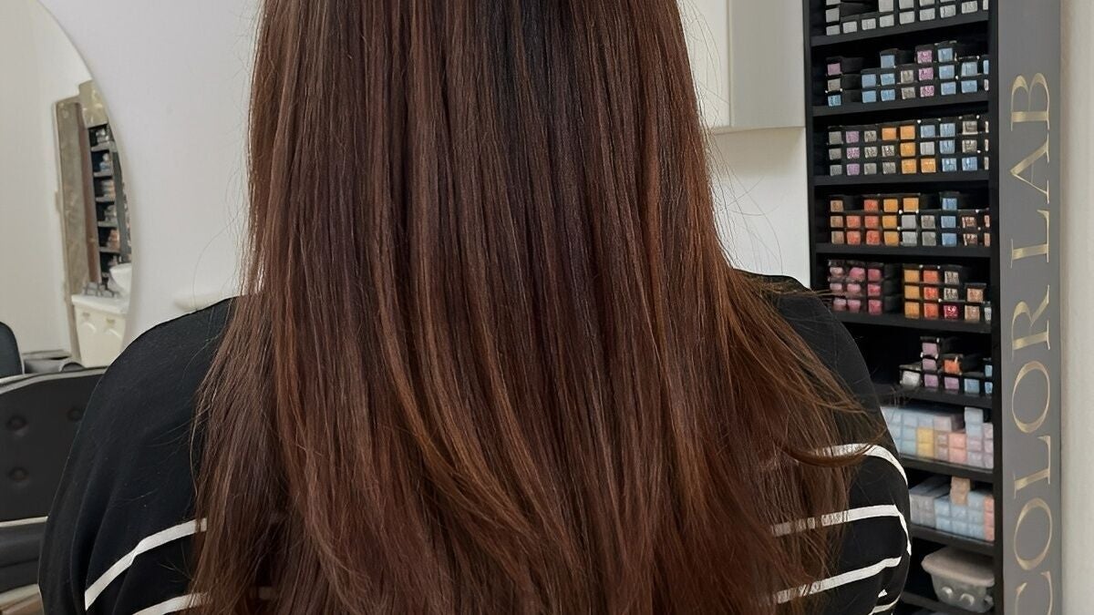 Păr lung și neted la Privee Salon de Beaute, Cluj-Napoca, Județul Cluj, RO, lângă raftul cu vopsele Color Lab.