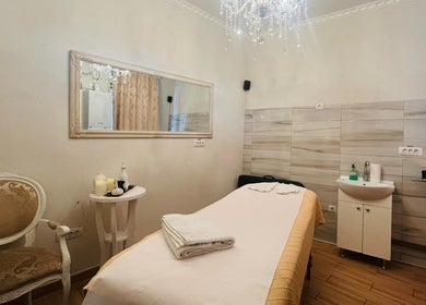 Cameră de tratament la Salon Privee, Cluj-napoca, Județul Cluj, RO, decorată elegant cu oglindă și candelabru.