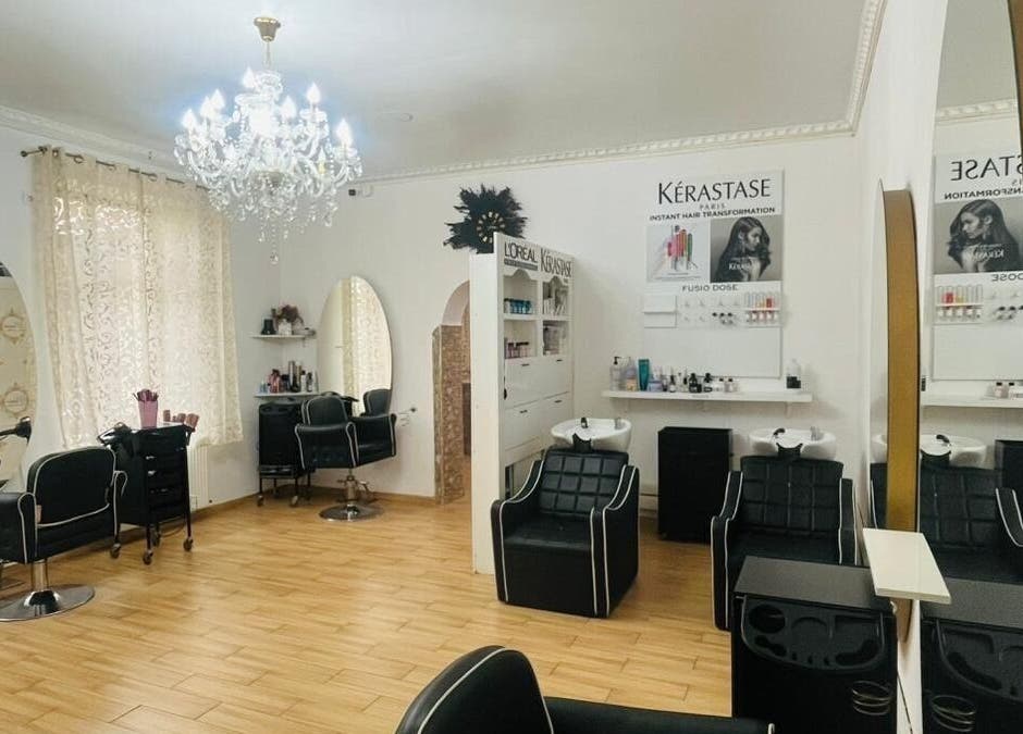 Interior elegant la Salon Privee, Cluj-napoca, Județul Cluj, RO, cu mobilier stilat și decor rafinat.