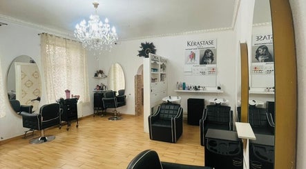 Interior elegant la Salon Privee, Cluj-napoca, Județul Cluj, RO, cu mobilier stilat și decor rafinat.