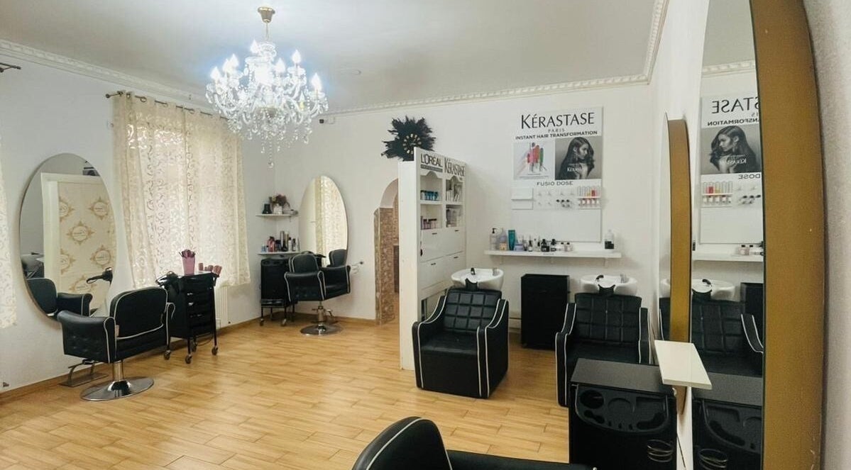 Interior elegant la Salon Privee, Cluj-napoca, Județul Cluj, RO, cu mobilier stilat și decor rafinat.