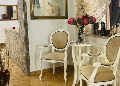 Zona de așteptare elegantă la Salon Privee, Cluj-Napoca, Județul Cluj, RO cu scaune și flori.