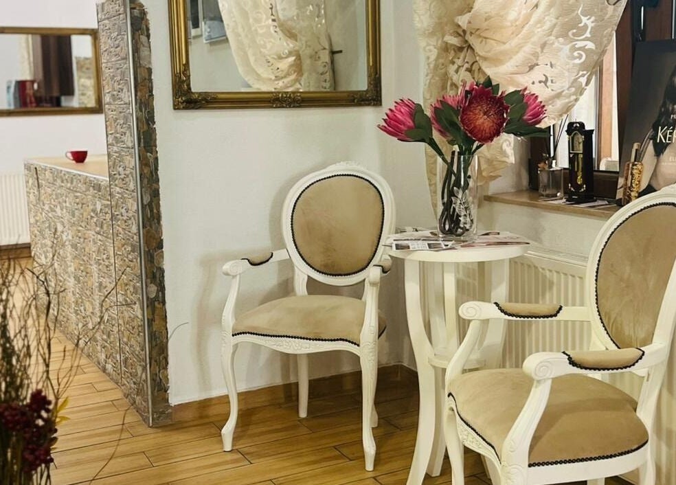 Zona de așteptare elegantă la Salon Privee, Cluj-Napoca, Județul Cluj, RO cu scaune și flori.