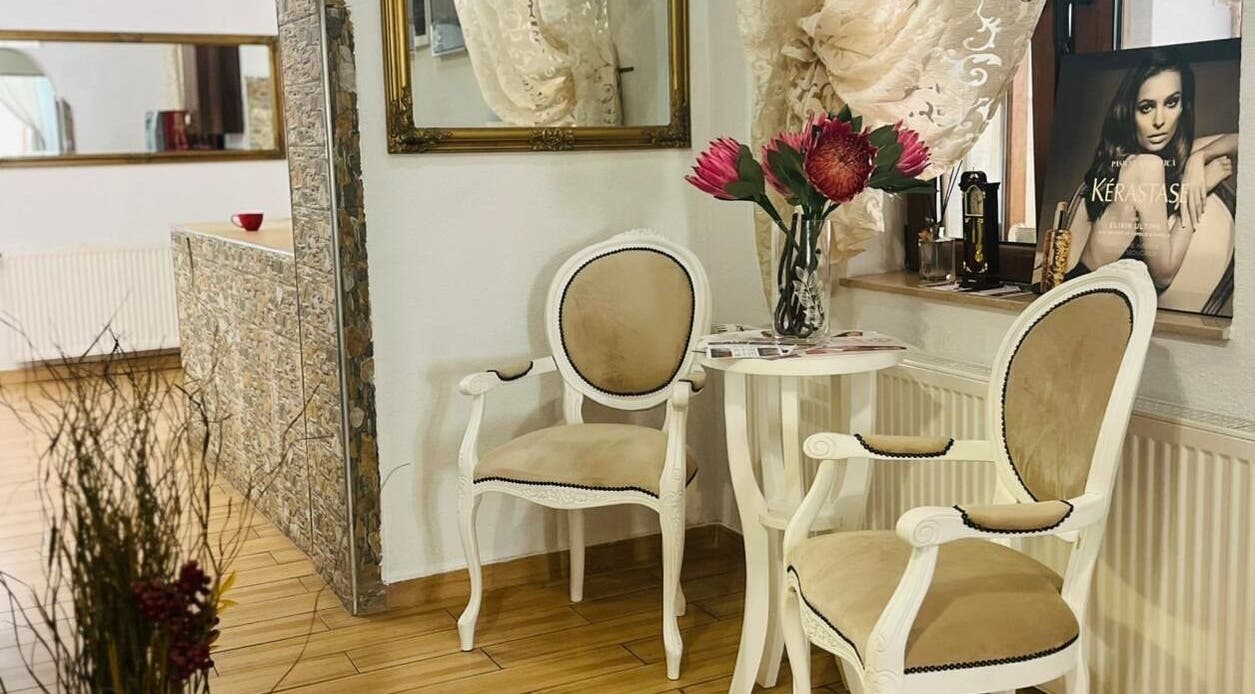 Zona de așteptare elegantă la Salon Privee, Cluj-Napoca, Județul Cluj, RO cu scaune și flori.