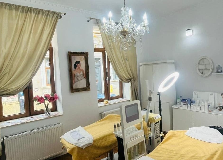 Interior elegant Salon Privee Cluj-napoca, RO, decorat cu candelabru și echipament modern.