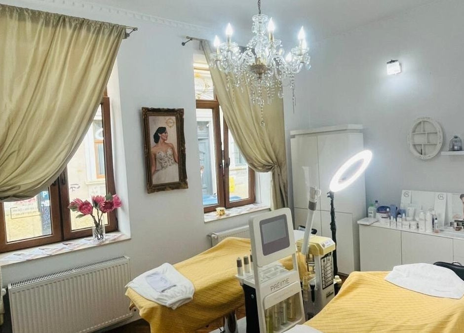 Interior elegant Salon Privee Cluj-napoca, RO, decorat cu candelabru și echipament modern.