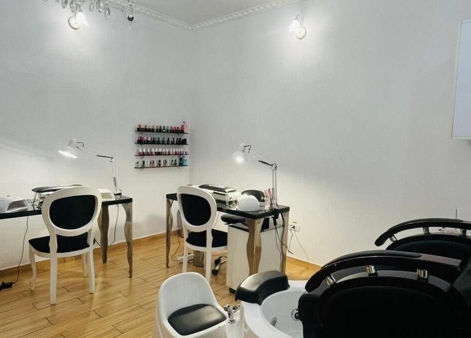 Spa modern la Salon Privee, Cluj-Napoca, Județul Cluj, RO, cu mese și scaune elegante.