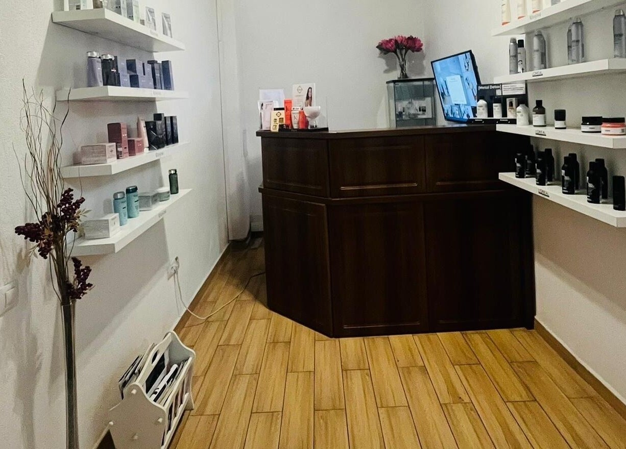 Recepția Salon Privee din Cluj-napoca, Județul Cluj, RO, cu produse de frumusețe expuse pe rafturi albe.