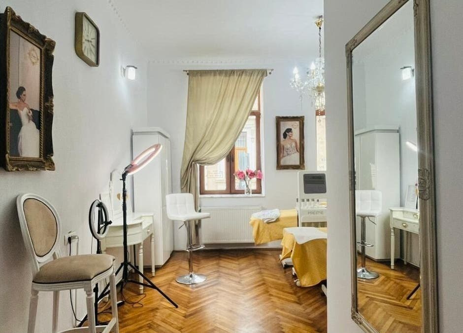 Interior rafinat la Salon Privee, Cluj-napoca, Județul Cluj, RO, cu decor elegant și lumină naturală.