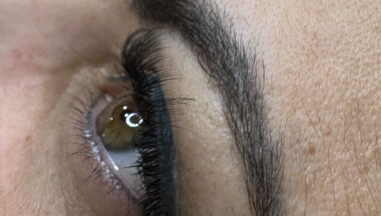 Sourcil sculpté et maquillage des cils à Brava Esthetic, La Prairie, Québec, CA, pour un regard captivant.