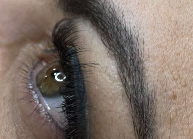 Sourcil sculpté et maquillage des cils à Brava Esthetic, La Prairie, Québec, CA, pour un regard captivant.