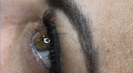 Sourcil sculpté et maquillage des cils à Brava Esthetic, La Prairie, Québec, CA, pour un regard captivant.