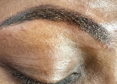 Sourcils bien définis après traitement chez Brava Esthetic, La Prairie, Québec, CA.
