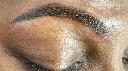 Sourcils bien définis après traitement chez Brava Esthetic, La Prairie, Québec, CA.