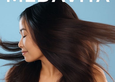 Femme avec cheveux fluides chez Brava Esthetic à La Prairie, Québec, CA. Éclat naturel et sérénité.