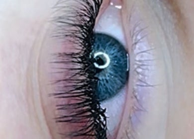 Gros plan d'un œil avec cils mascara chez Brava Esthetic, La Prairie, Québec, CA, soulignant la beauté des cils.