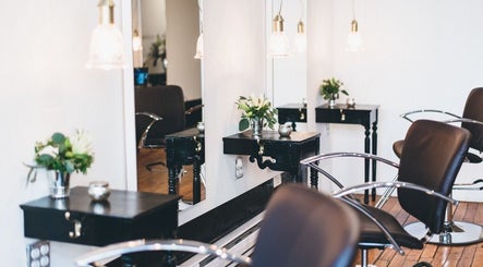 JUSTB Salon