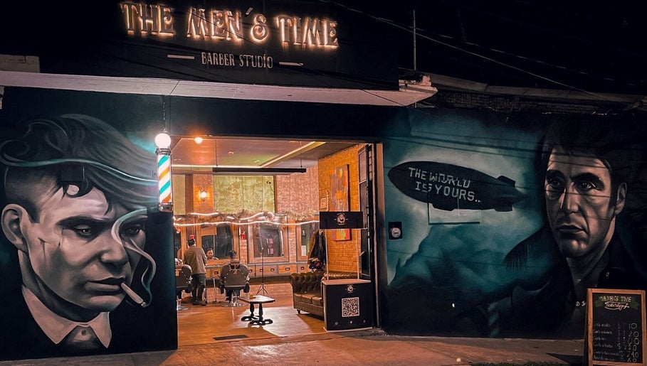 Fachada de The Men's Time en Xalapa-enríquez, Veracruz, MX, iluminada en la noche con arte urbano.