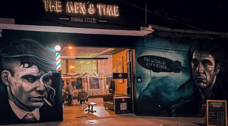 Fachada de The Men's Time en Xalapa-enríquez, Veracruz, MX, iluminada en la noche con arte urbano.