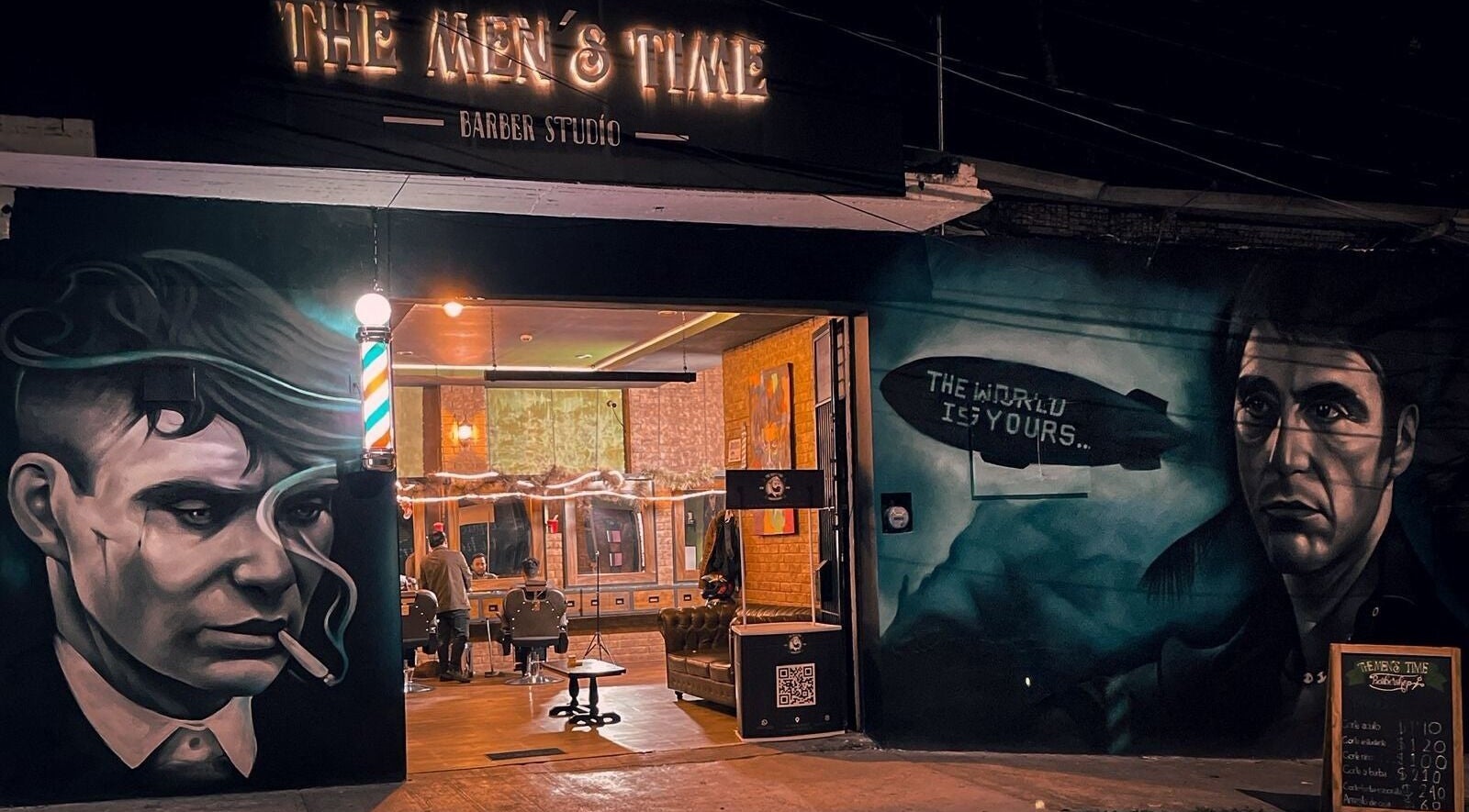 Fachada de The Men's Time en Xalapa-enríquez, Veracruz, MX, iluminada en la noche con arte urbano.