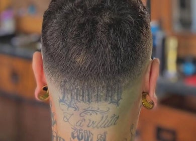 Corte y tatuaje masculino en The Men's Time, Xalapa-enríquez, Veracruz, MX.
