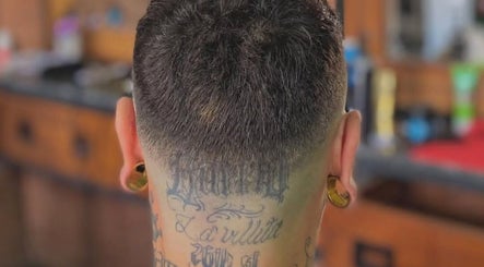 Corte y tatuaje masculino en The Men's Time, Xalapa-enríquez, Veracruz, MX.