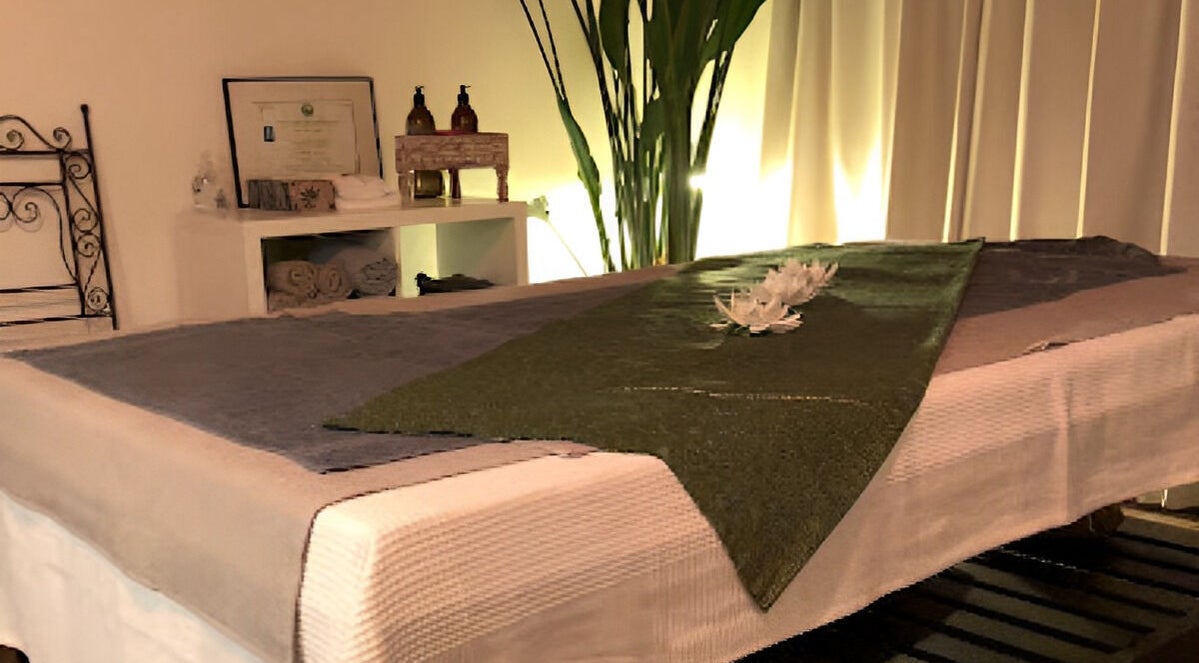 Ontspannen massagekamer bij Nuna's Traditional Thai Massage in Bocholtz, Limburg, NL met sfeerverlichting.
