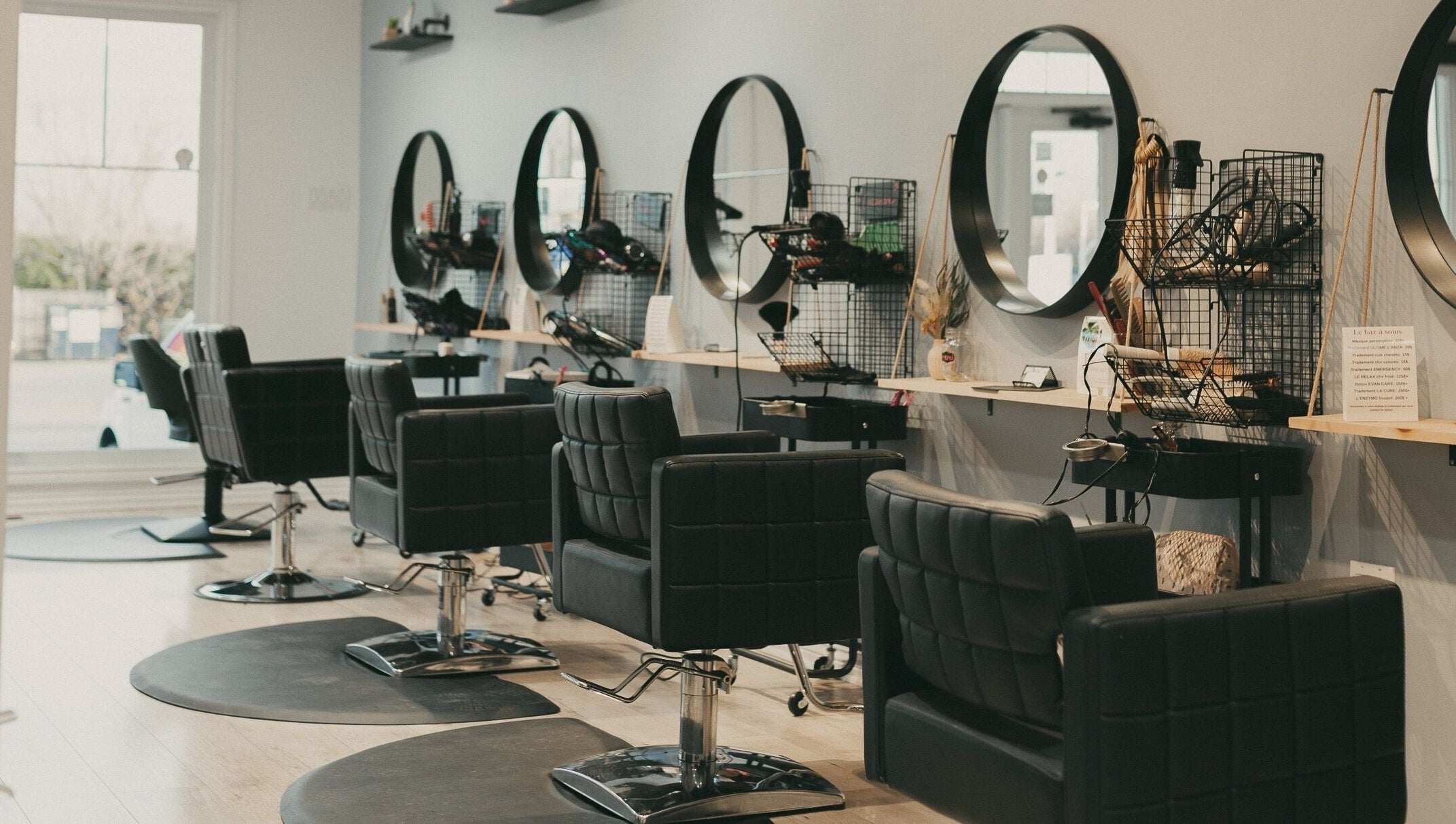 Intérieur élégant de l'Institut 351 à Saint-Eustache, Québec, CA avec miroirs et fauteuils.