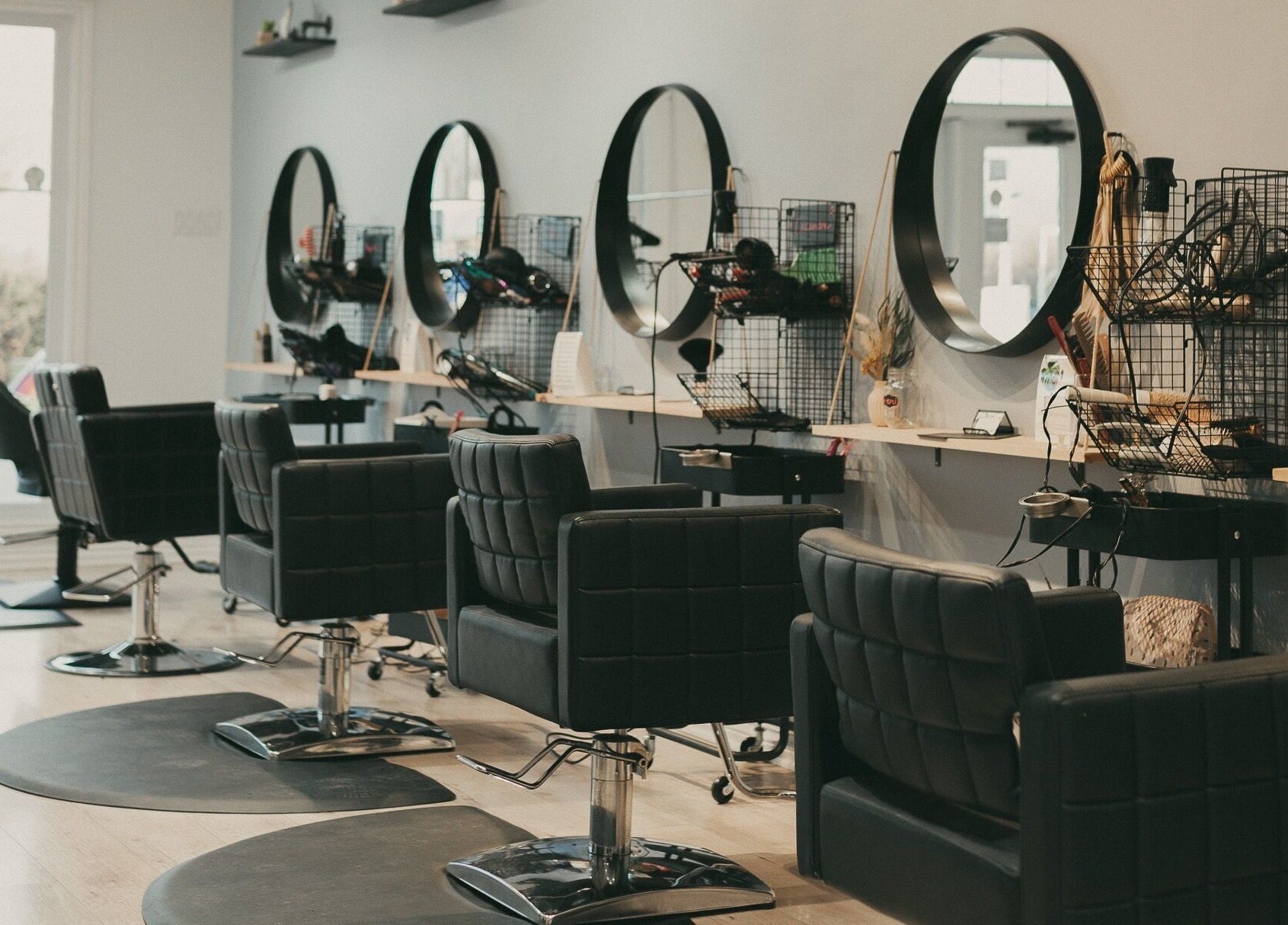 Intérieur élégant de l'Institut 351 à Saint-Eustache, Québec, CA avec miroirs et fauteuils.